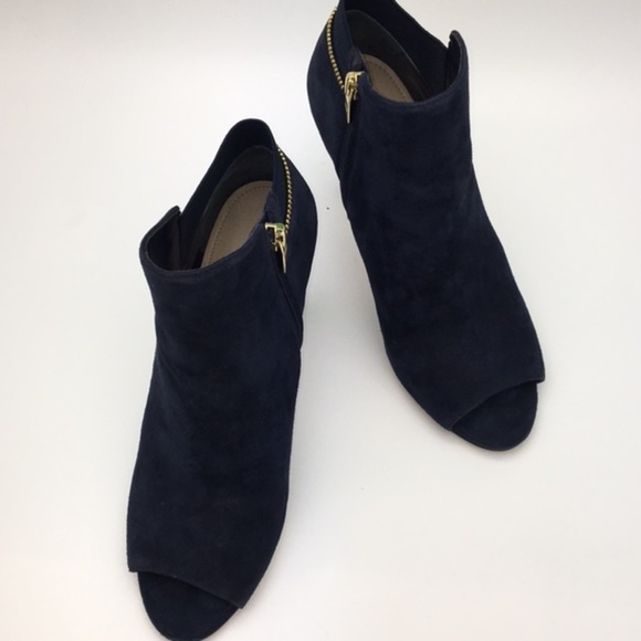 NWOT/NWOB Marc Fisher Blue Suede Booties - Picture 5 of 6